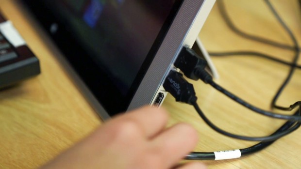 Das Tablet besitzt zwei USB-3.0-Ports und einen HDMI-Anschluss. (Bild:Fabian Hamacher/Golem.de)